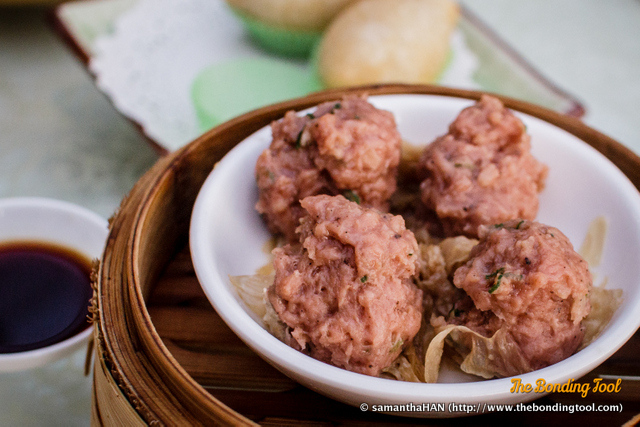 牛肉丸 or 牛肉球 (Niu Rou Wan in Mandarin or Ngau Yuk Yuen or Ngau Yuk Kow in Cantonese) means Steamed Beef Balls.